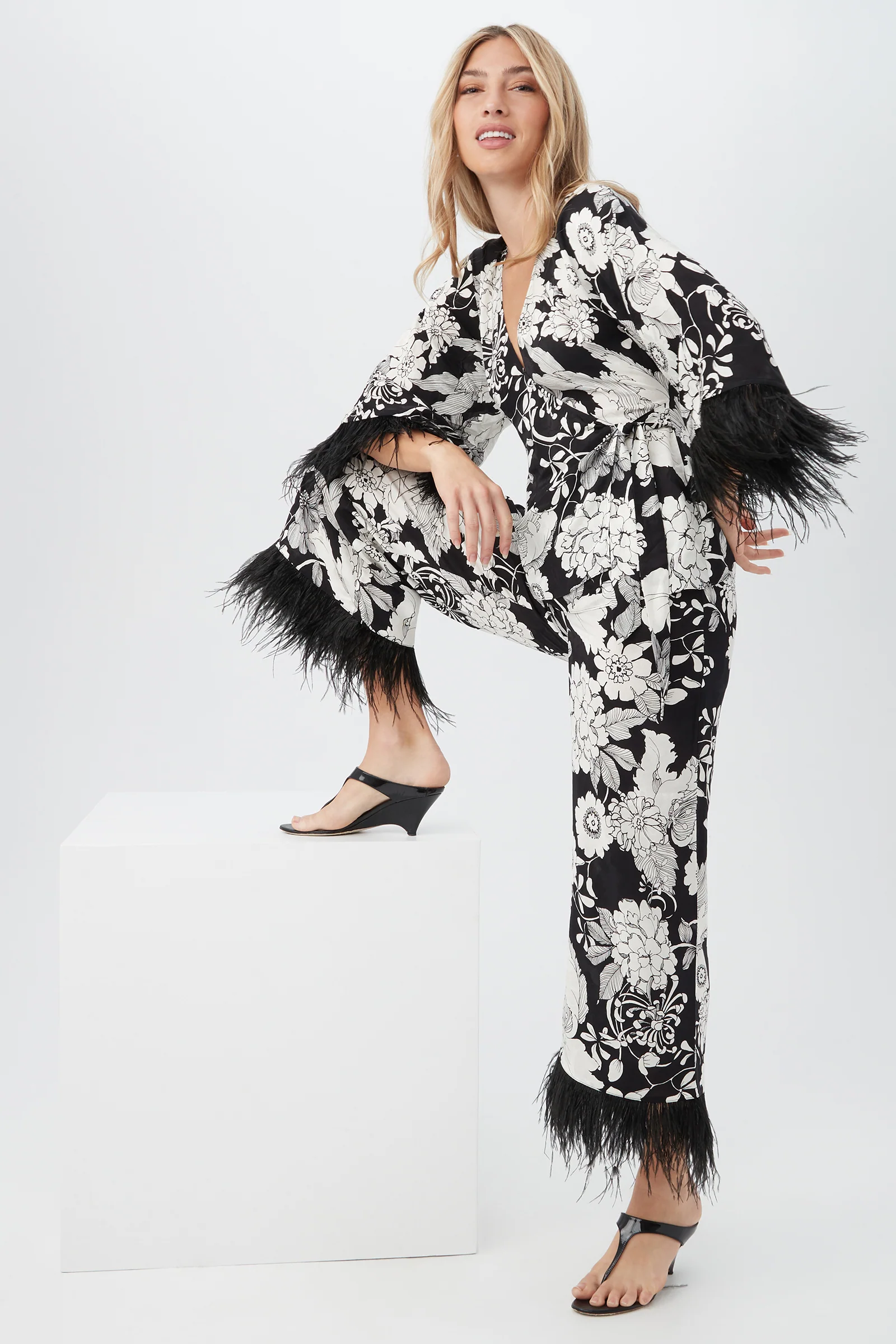 Short Weekend Feather-Trimmed Pants - Image 3